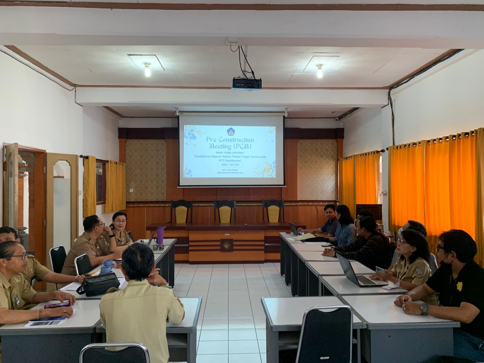 RAPAT PRE CONSTRUCTION MEETING (PCM) DALAM RANGKA PEKERJAAN PEMELIHARAAN BANGUNAN GEDUNG TEMPAT TINGGAL ASRAMA PADA UPTD BAPELKESMAS