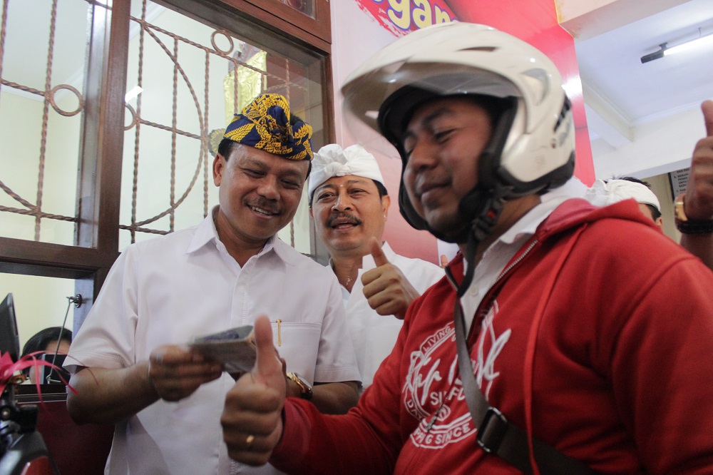 DRIVE THRU “SAMSAT GELIS” DI LAUNCING SEKDA BALI