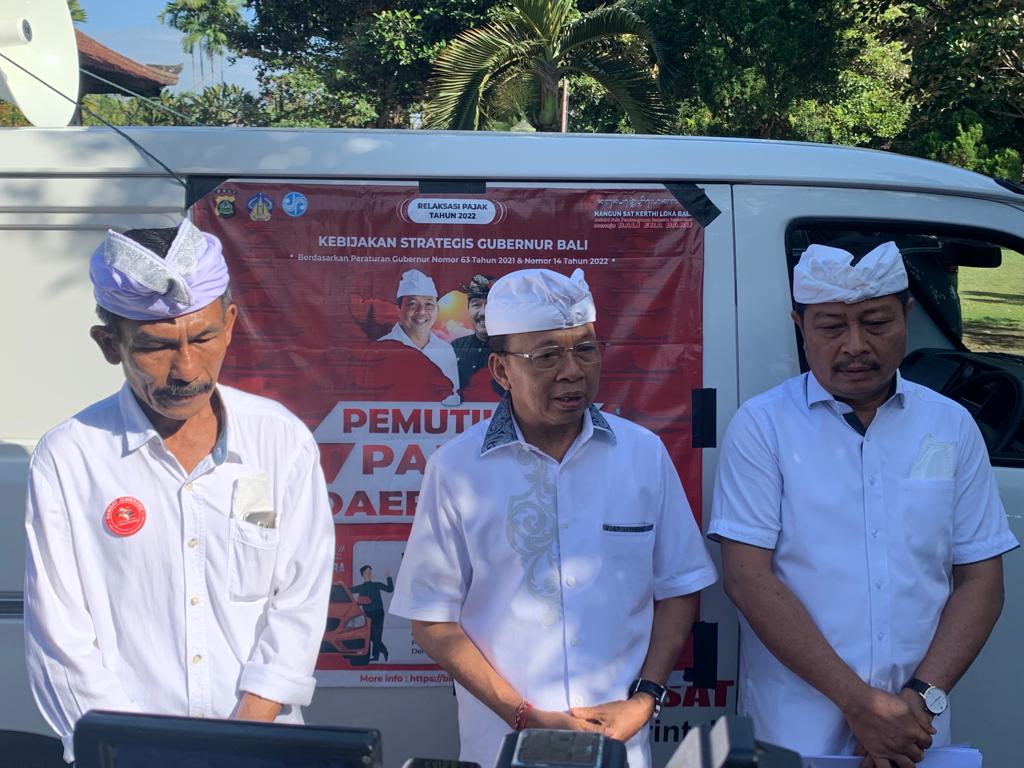 KUNJUNGI UNIT LAYANAN SAMSAT JEMBRANA GUBERNUR BALI AJAK MANFAATKAN  RELAKSASI PAJAK