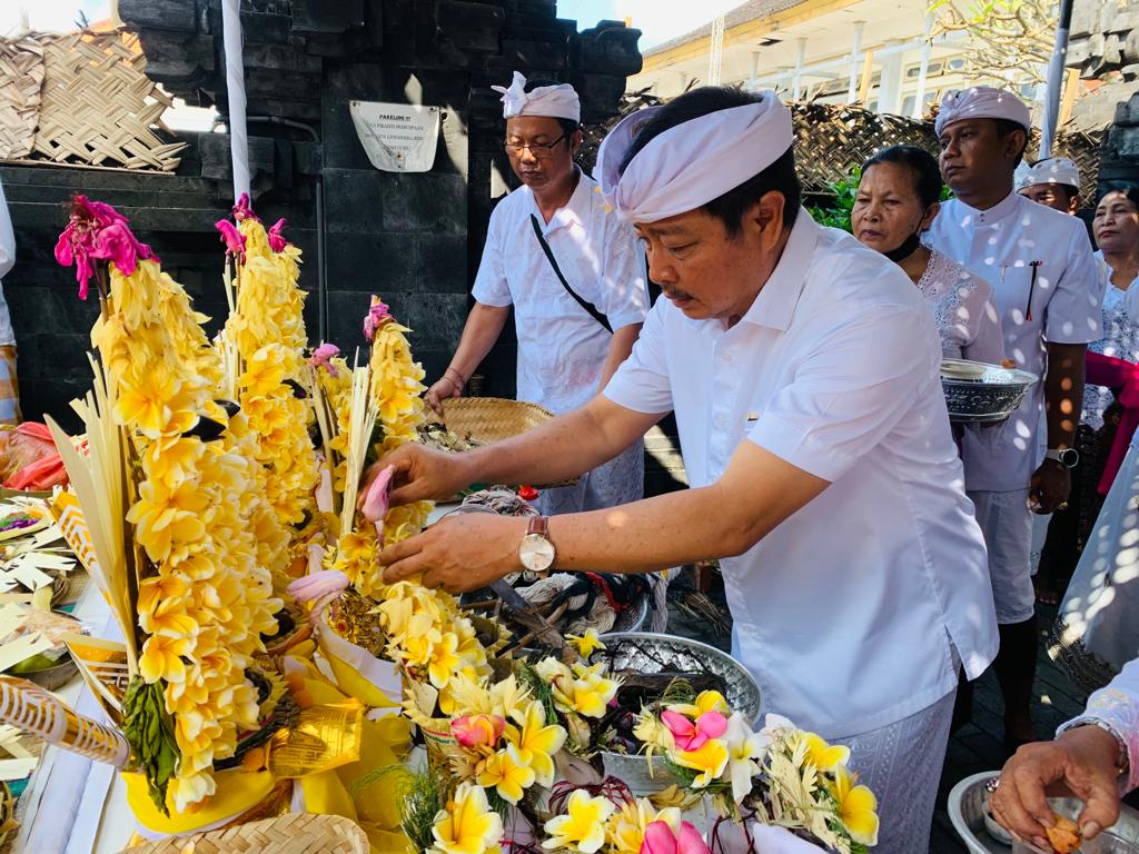 KARYA NGERESIGANA DI PURA SWAGINA  BADAN PENDAPATAN DAERAH PROVINSI BALI