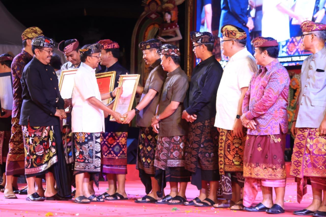 KEPALA BADAN PENDAPATAN DAERAH PROVINSI BALI TERIMA PENGHARGAAN KERTI BALI SEWAKA NUGRAHA
