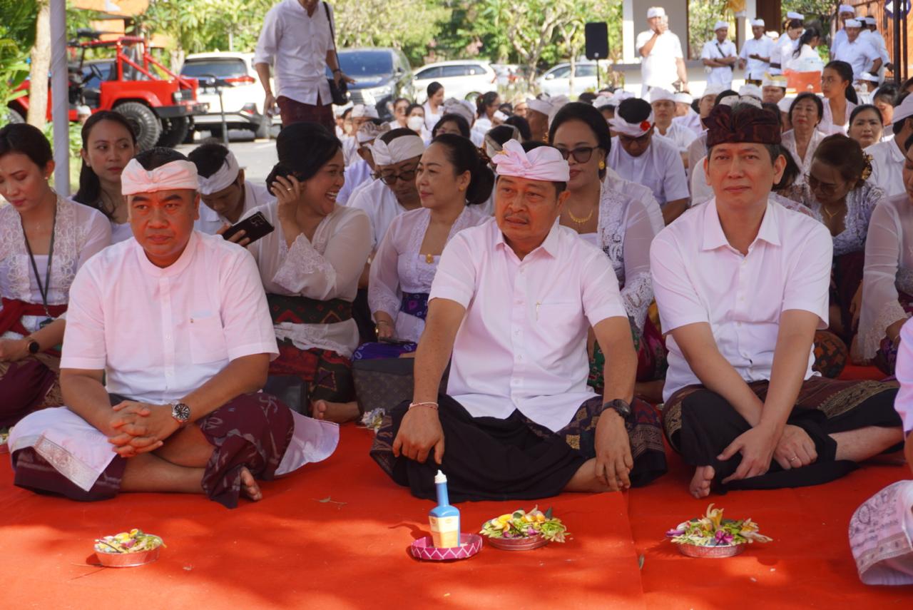 PUJAWALI DI PURA SWAGINA BADAN PENDAPATAN DAERAH PROVINSI BALI