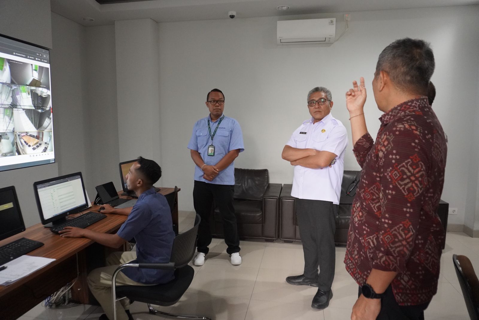 Monitoring Data ?????? Samsat Provinsi Bali di Gedung Data ?????? Baturiti Tabanan