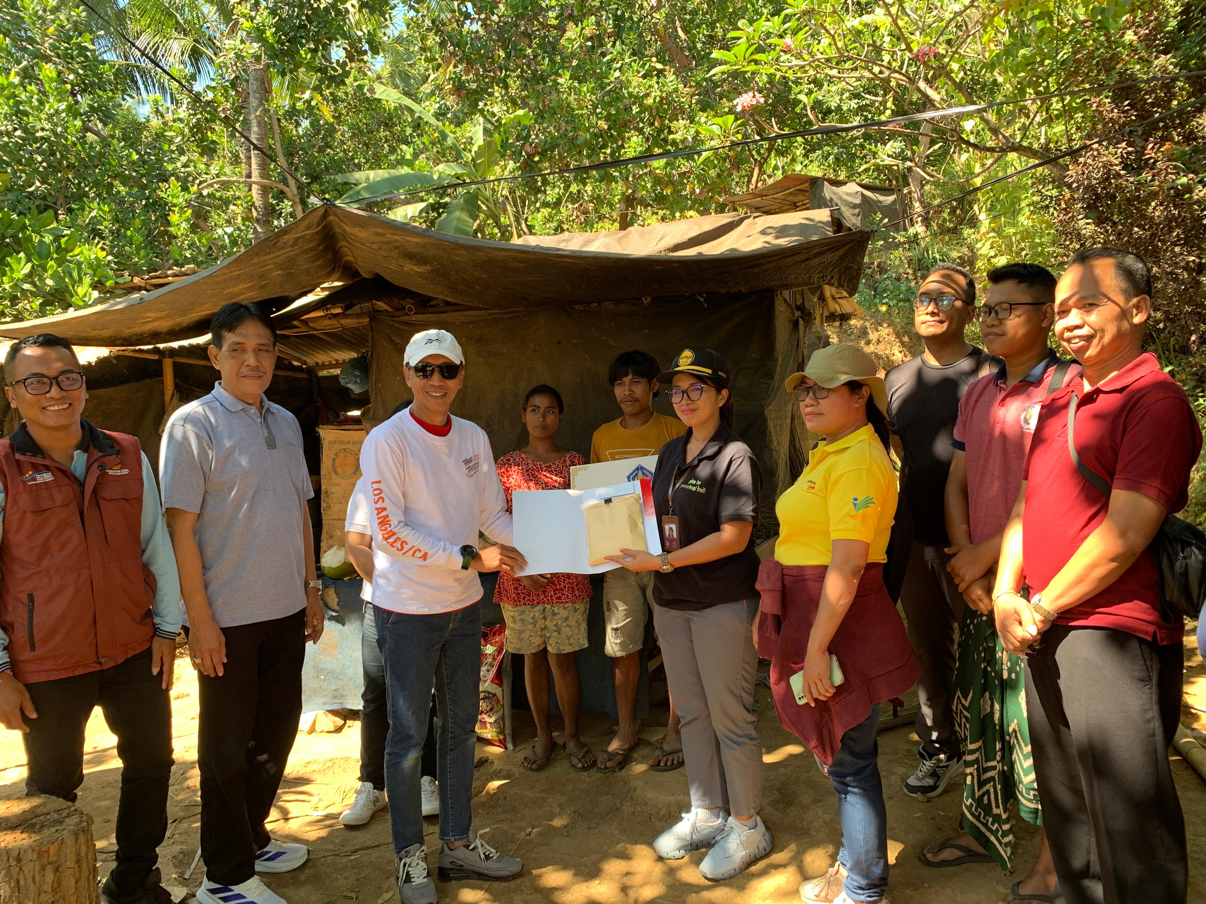 Bapenda Provinsi Bali menyerahkan bantuan Bedah Rumah