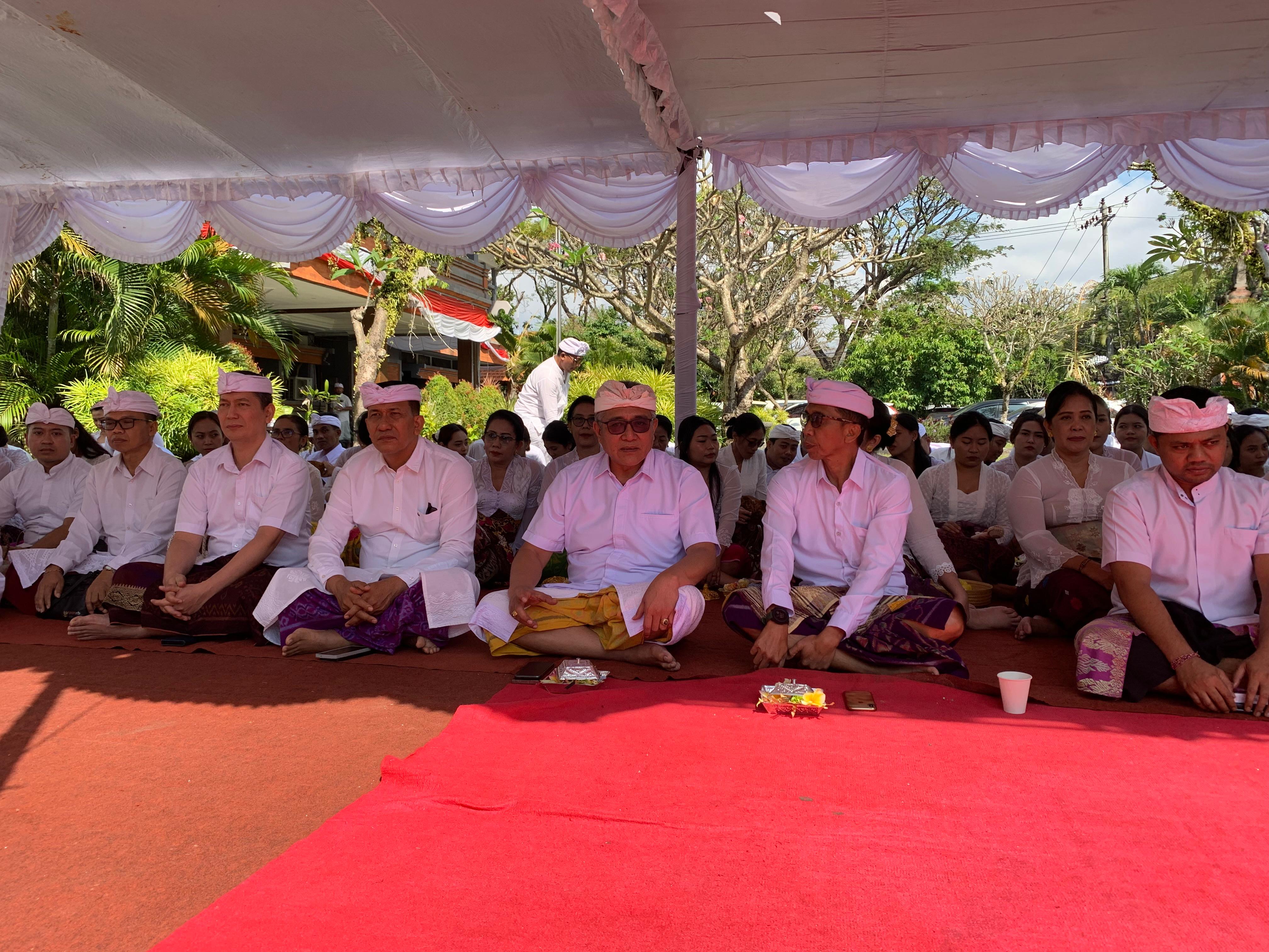 Piodalan ring Pura Swagina Bapenda Provinsi Bali