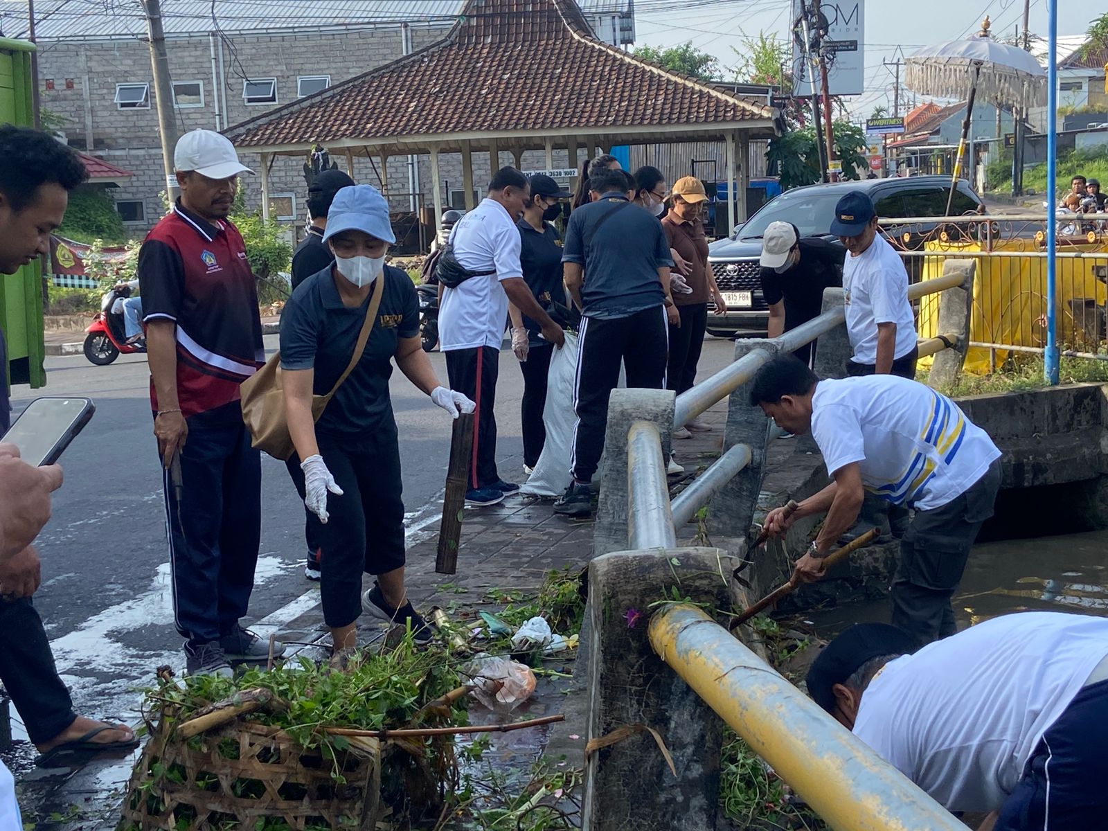 kegiatan Gotong Royong Semesta Berencana Penanaman Pohon dan Bersih-Bersih Sungai