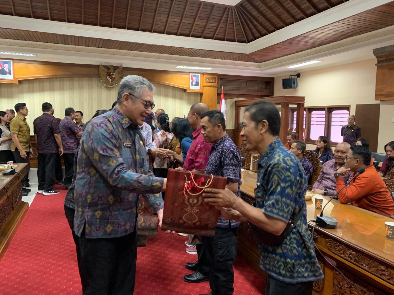 Menyambut Tahun Baru 2026 dan silaturahmi antar pegawai dan pelepasan PNS Bapenda Provinsi Bali yang pensiun pada tahun 2025
