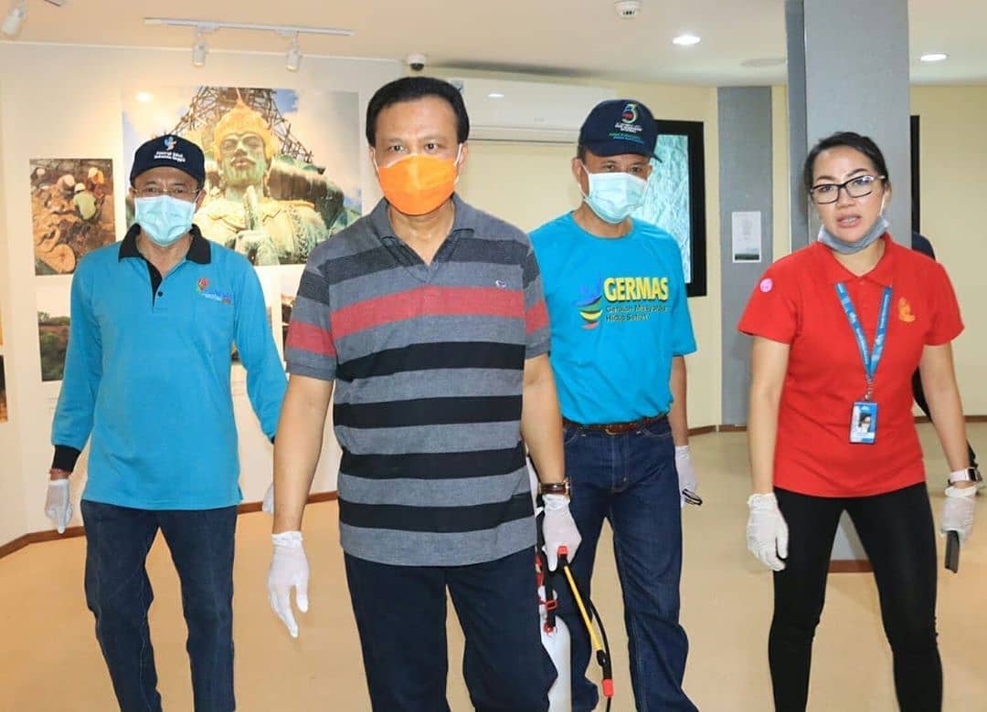 Sekda Dewa Made Indra Menggencarkan Upaya Pencegahan Penyebaran COVID-19 Melalui Gerakan Penyemprotan Disinfektan