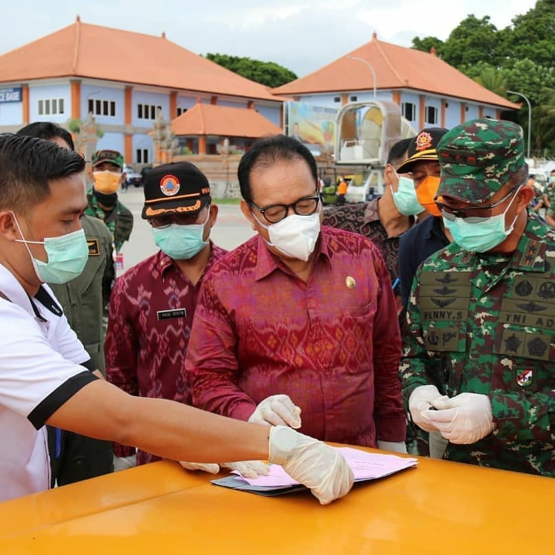 Wakil Gubernur Bali Tjokorda Oka Artha Ardhana Sukawati Menerima Bantuan Alat Pelindung Diri (APD) dari BNPB Pusat.