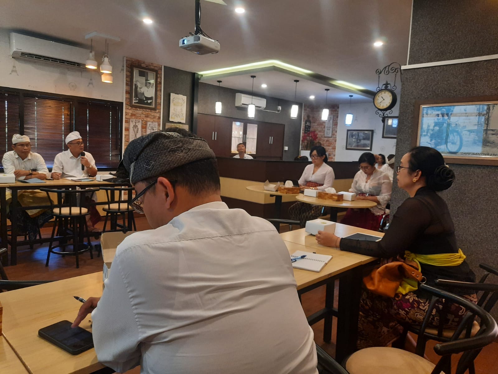RAPAT RAPERGUB TENTANG NILAI PEROLEHAN AIR TANAH DAN RAPERGUB TENTANG HARGA PATOKAN MINERAL BUKAN LOGAM DAN BATUAN