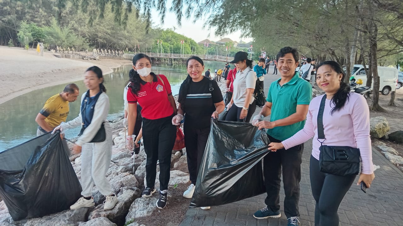 Aksi Bersih-Bersih Pantai oleh Biro Hukum Setda Provinsi Bali