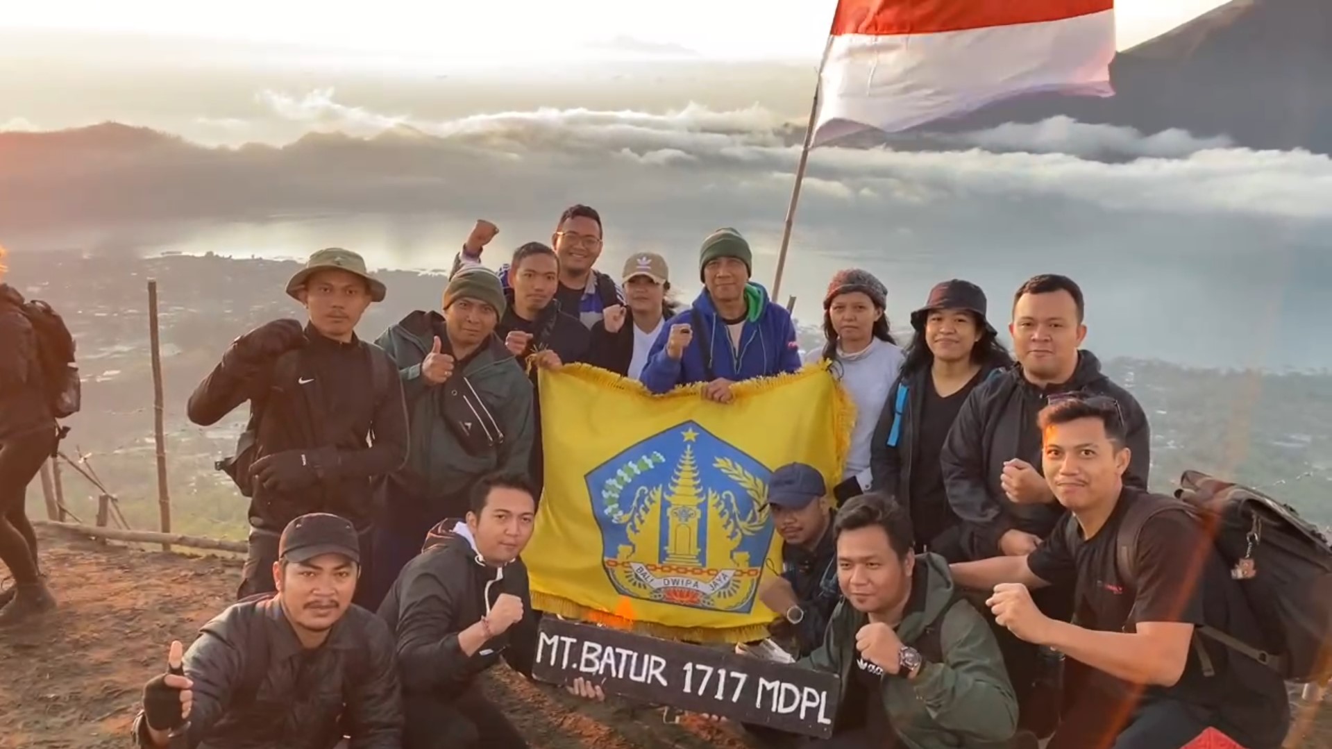Aksi Bersih-Bersih Gunung Batur dan Pengibaran Bendera Merah Putih