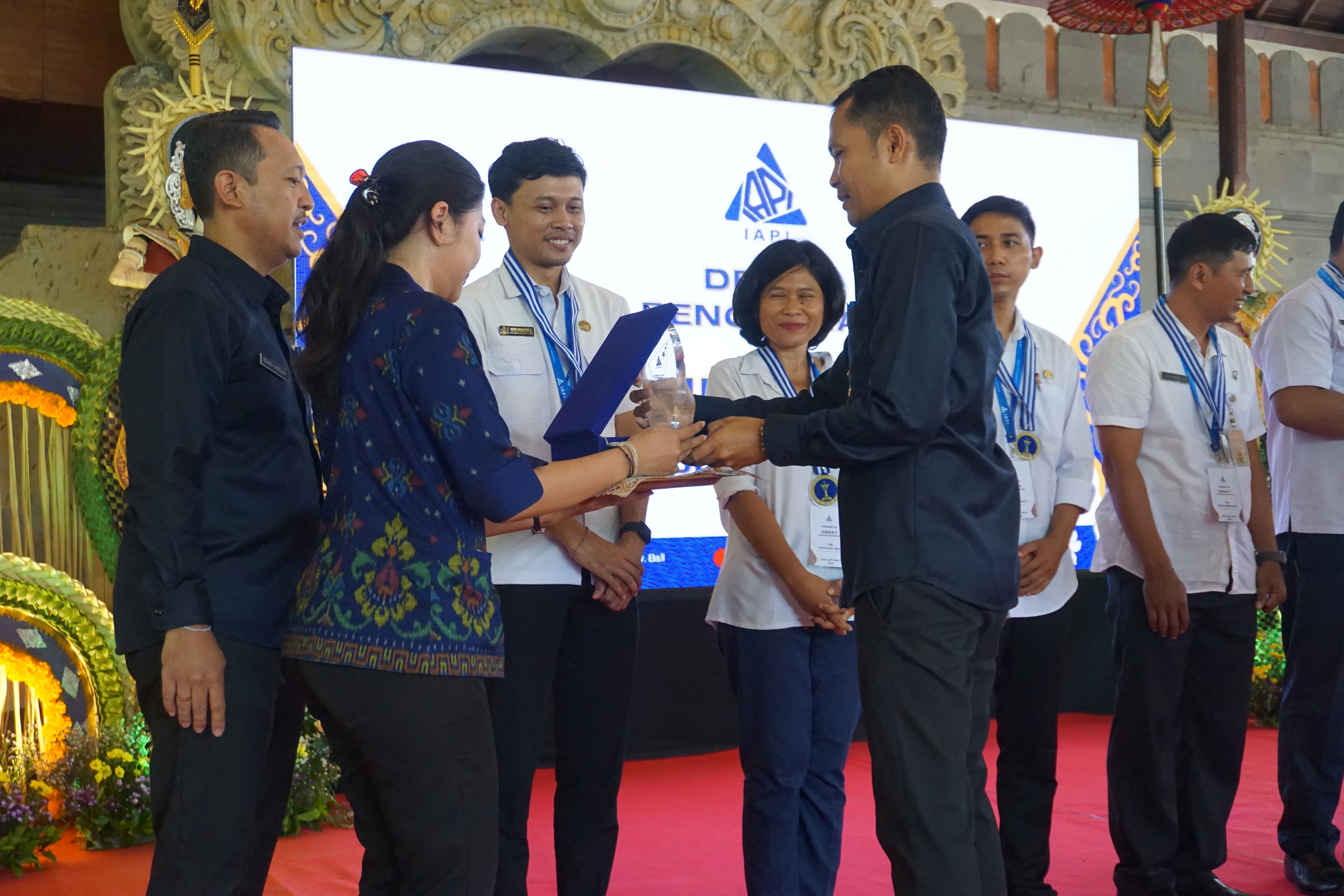 Tim Debat UKPBJ Provinsi Bali meraih Juara I pada acara "Debat Pengadaan Barang/Jasa"