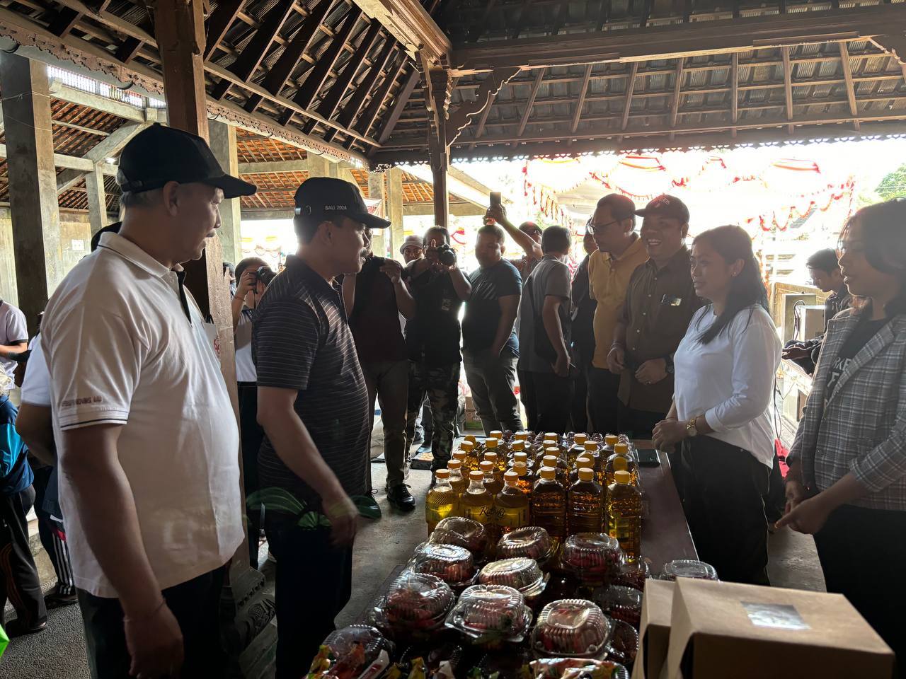 Biro PBJEK Setda Provinsi Bali melaksanakan Bakti Sosial berupa Bazzar Gratis di Kabupaten Bangli