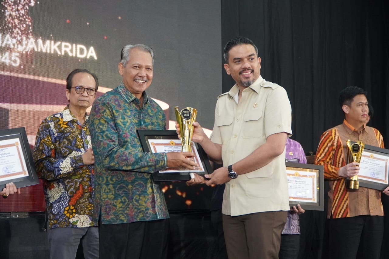 Pemerintah Provinsi Bali memperoleh penghargaan Jamkrida Award 2024 Terbaik Ketiga Kategori Pemegang Saham Pengendali Sekaligus Sebagai Pembina BUMD