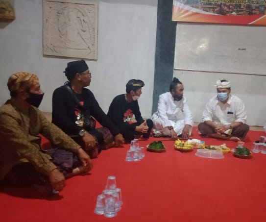 Kepala Biro Pemerintahan dan Kesra Menghadiri Acara Piodalan Pura Sumur Margo Mulyo Muncar Banyuwangi