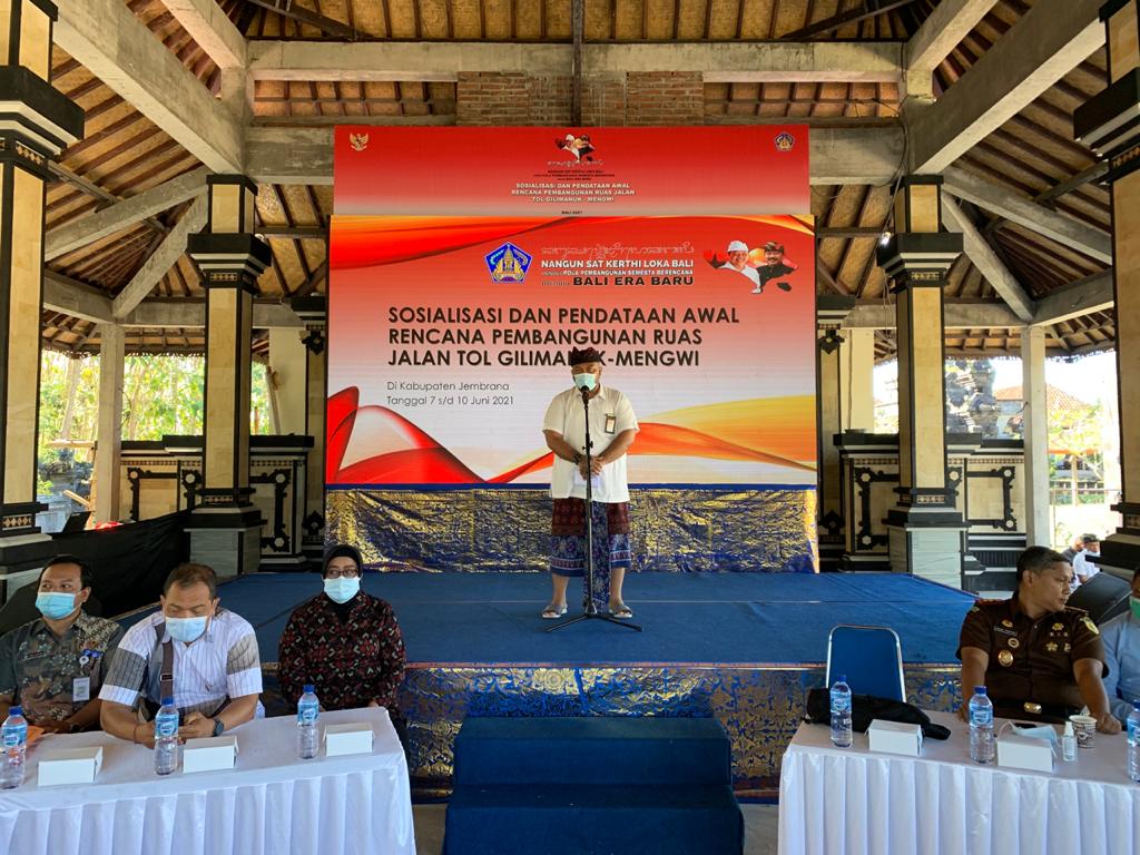 Kegiatan Sosialisasi Dan Pendataan Awal Rencana Pembangunan  Jalan Tol Gilimanuk - Mengwi Di Wantilan Pura Puseh Kaliakah Kauh Jembrana