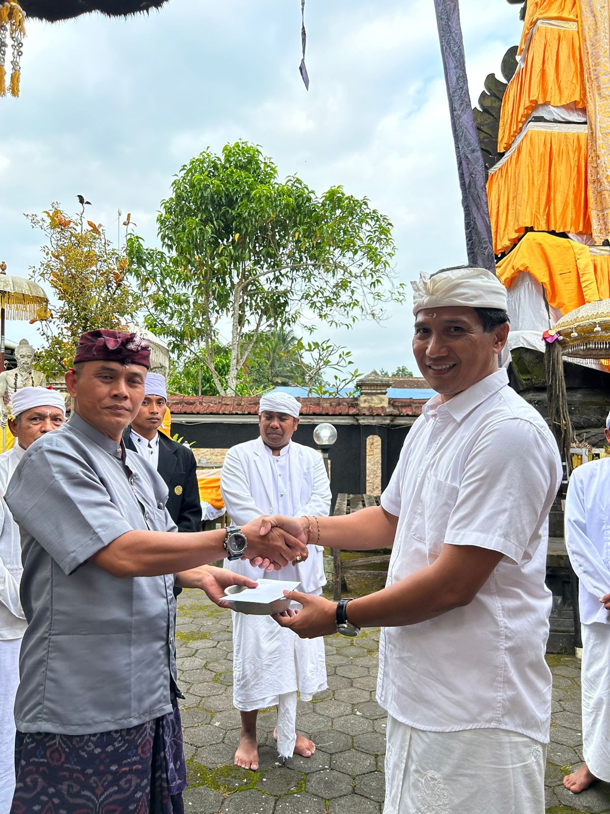 Biro Pemerintahan dan Kesejahteraan Rakyat menghadiri uleman serangkaian Pujawali di Pura Giri Mulya Raung, Desa Bumiharjo, Kecamatan Glenmore, Banyuwangi