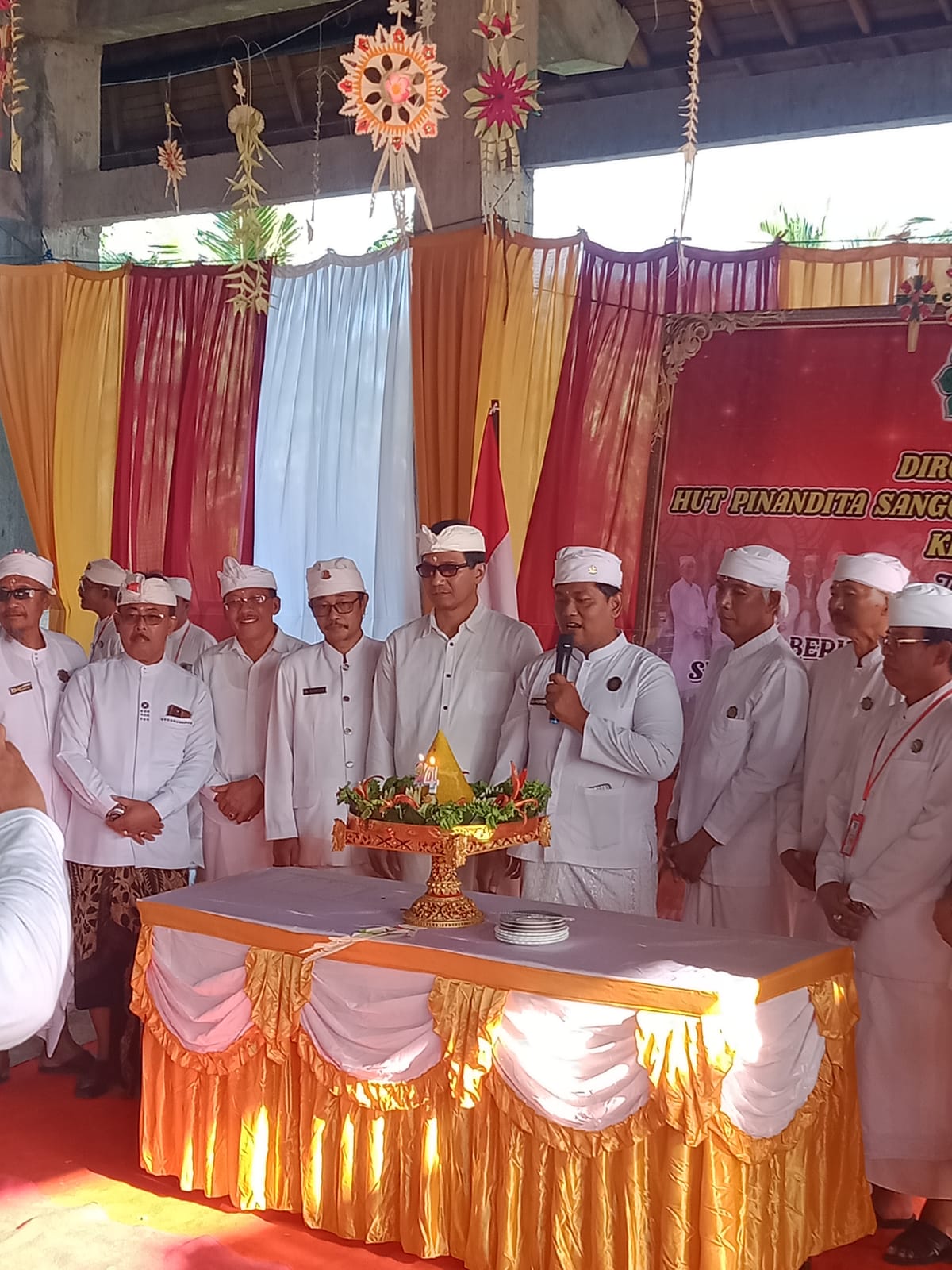 Kepala Biro Pemerintahan dan Kesejahteraan Rakyat menghadiri Hut Pinandita Sanggraha ke 24 dengan tema "Melalui Hut ke-24 PSN Berkomitmen Melaksanan Sevanam dan Dasyanam Sesuai Dengan Sasana Pindandita"