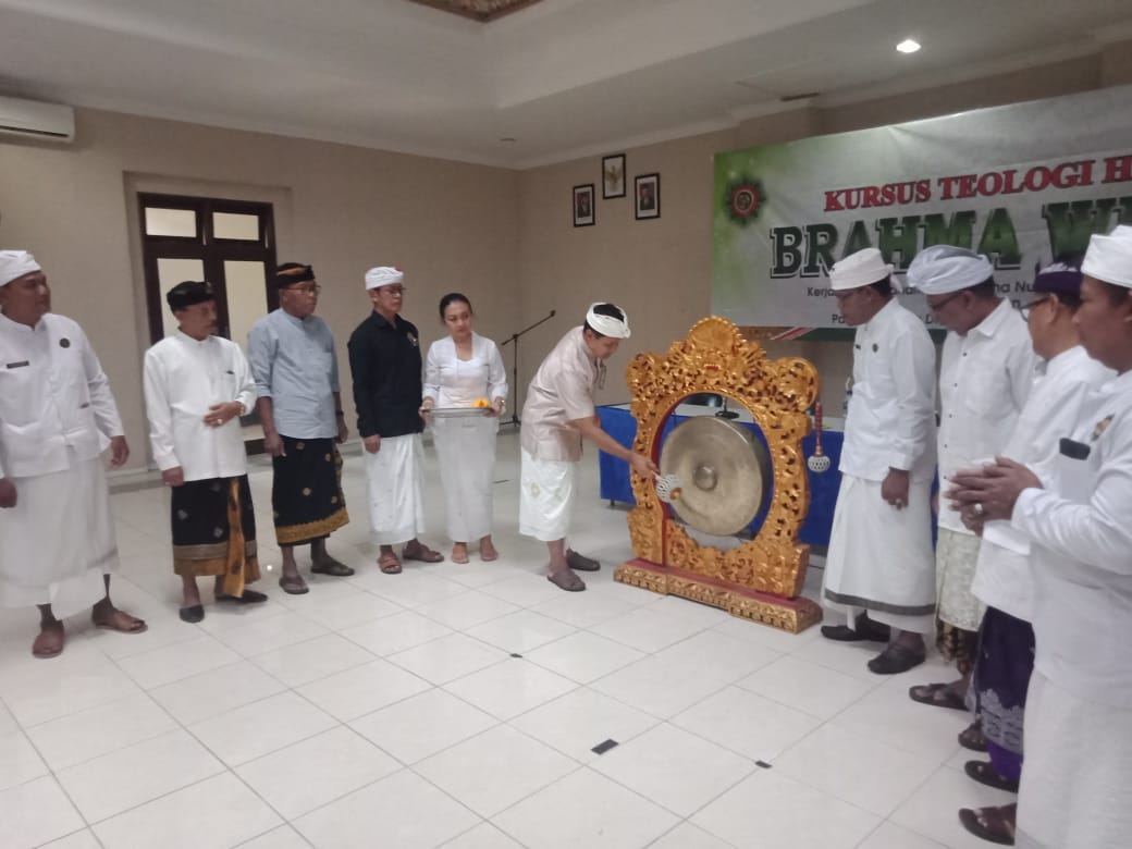 Pembukaan Kursus Teologi Hindu Brahma Widya di PHDI Provinsi Bali