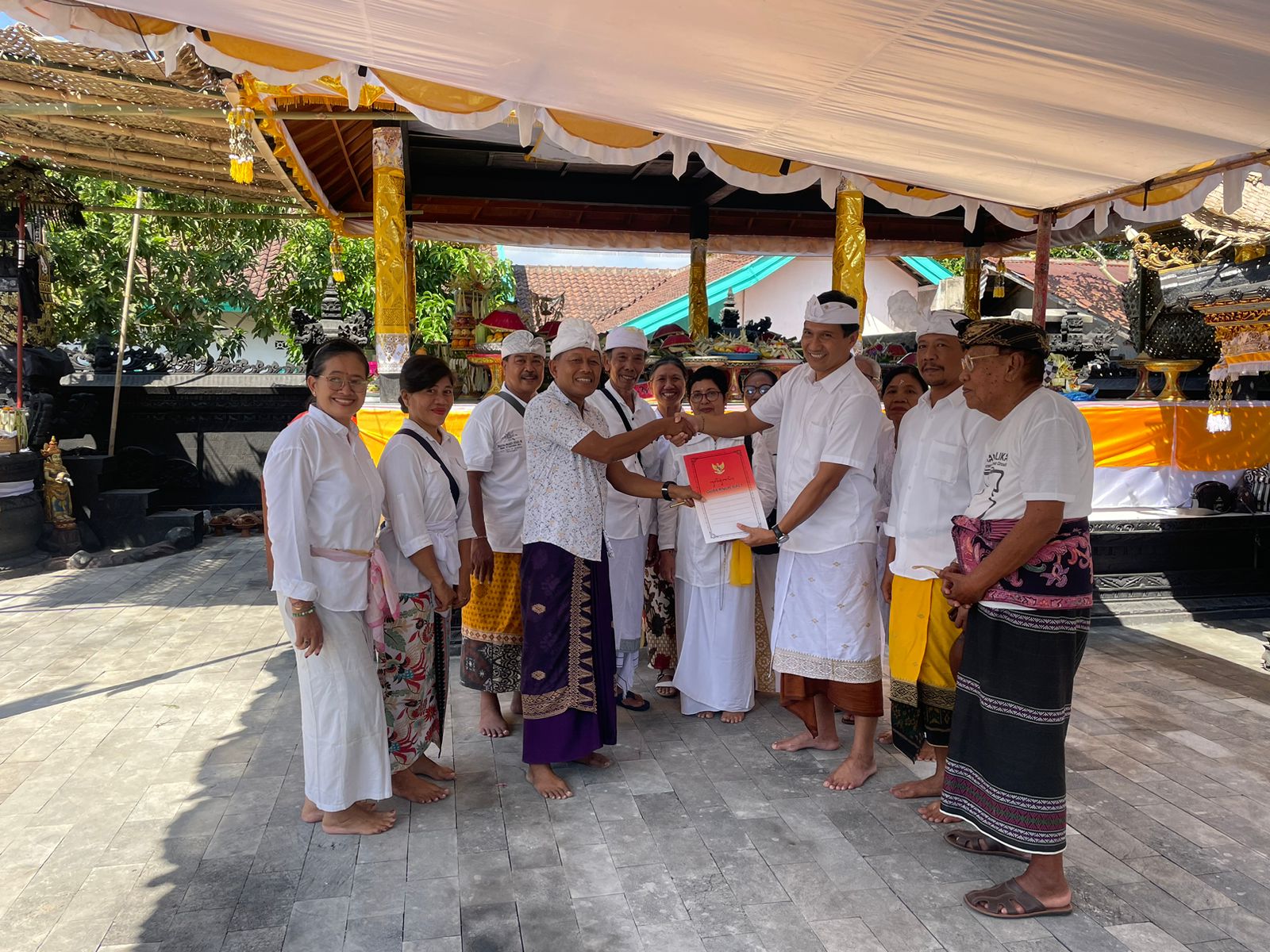 Kepala Biro Pemerintahan dan Kesejahteraan Rakyat menghadiri uleman serangkaian Pujawali di Pura Penataran Agung Rinjani dan Pura Jagadnatha Sangkara Hyang Mataram