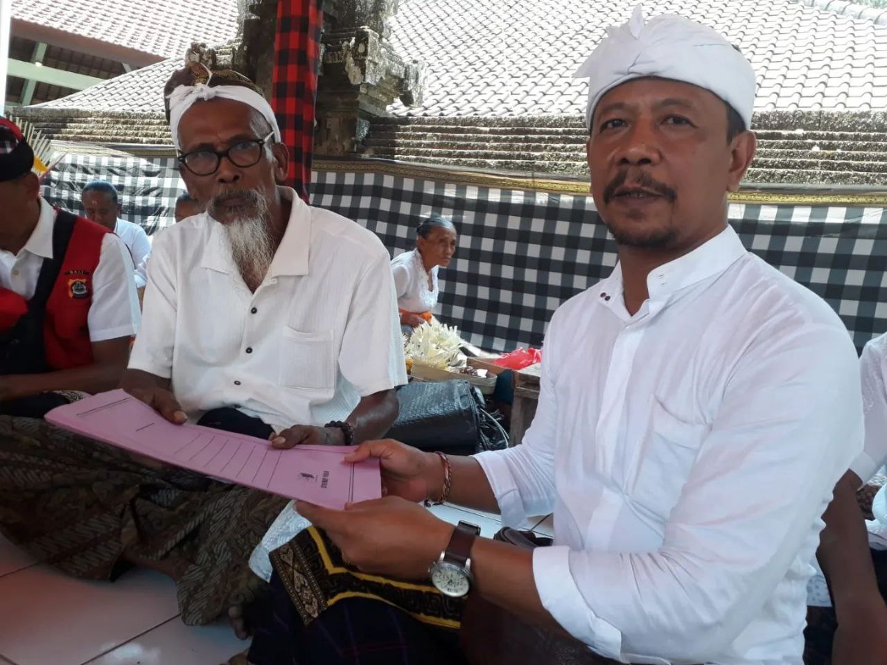 Upacara melaspas, masupati, ngerehang ida betara tapakan di pura dalem Desa Adat Tegalmengkeb kelod, Selemadeg Timur, Tabanan