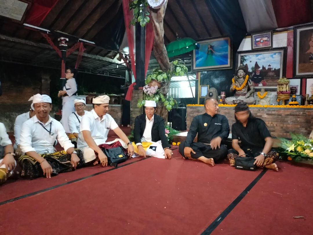 Kepala Biro Pemerintahan dan Kesejahteraan Rakyat (Dr. I Ketut Sukra Negara, S.Sos. M.Si) Menghadiri Upacara Pujawali Pura Penataran Luhur Medang Kemulan, Desa Mondoluku, Gresik, Jawa Timur pada hari Kamis, 25 Januari 2024
