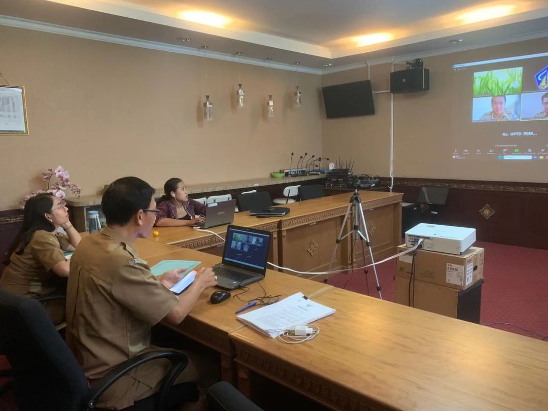 Rapat secara daring membahas penawaran Kerjasama dari PT. Lingkungan Berkah Nusantara Matur yang dipimpin Plt. Kepala Bagian Kerjasama