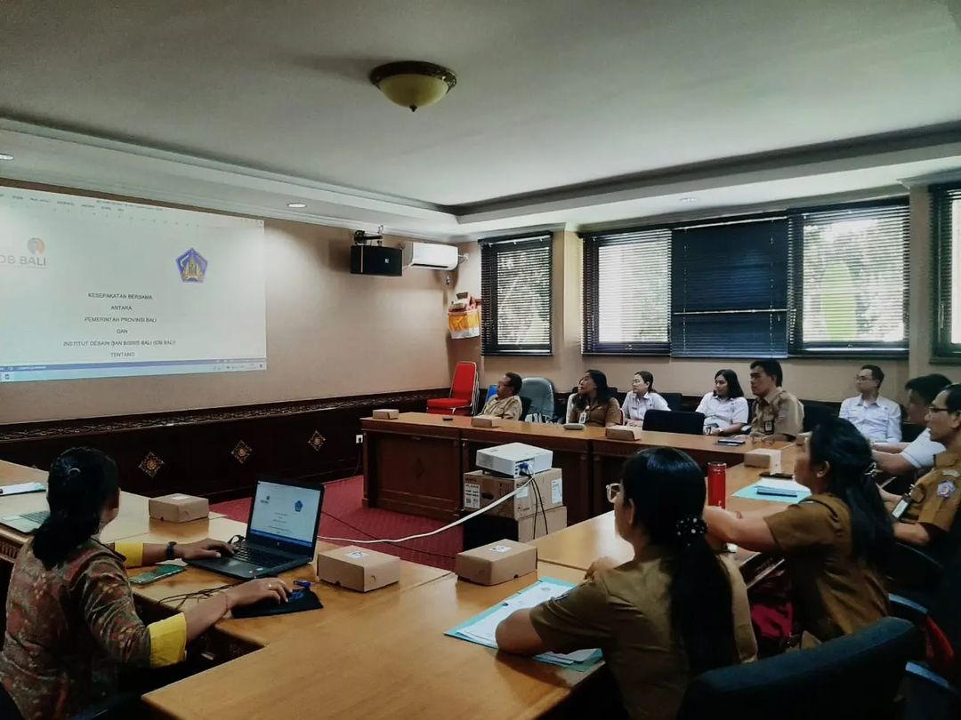 Rapat pembahasan Draft Kesepakatan bersama dan Perjanjian Kerja Sama antara Pemerintah Provinsi Bali dengan Insitut Design dan Bisnis Bali (IDB)