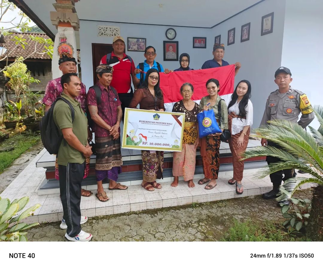 Penyerahan sembako dan Penghargaan kepada ahli waris Santunan kematian Veteran dan Janda Korp Cacat Veteran di Desa Sobangan Kabupaten Badung