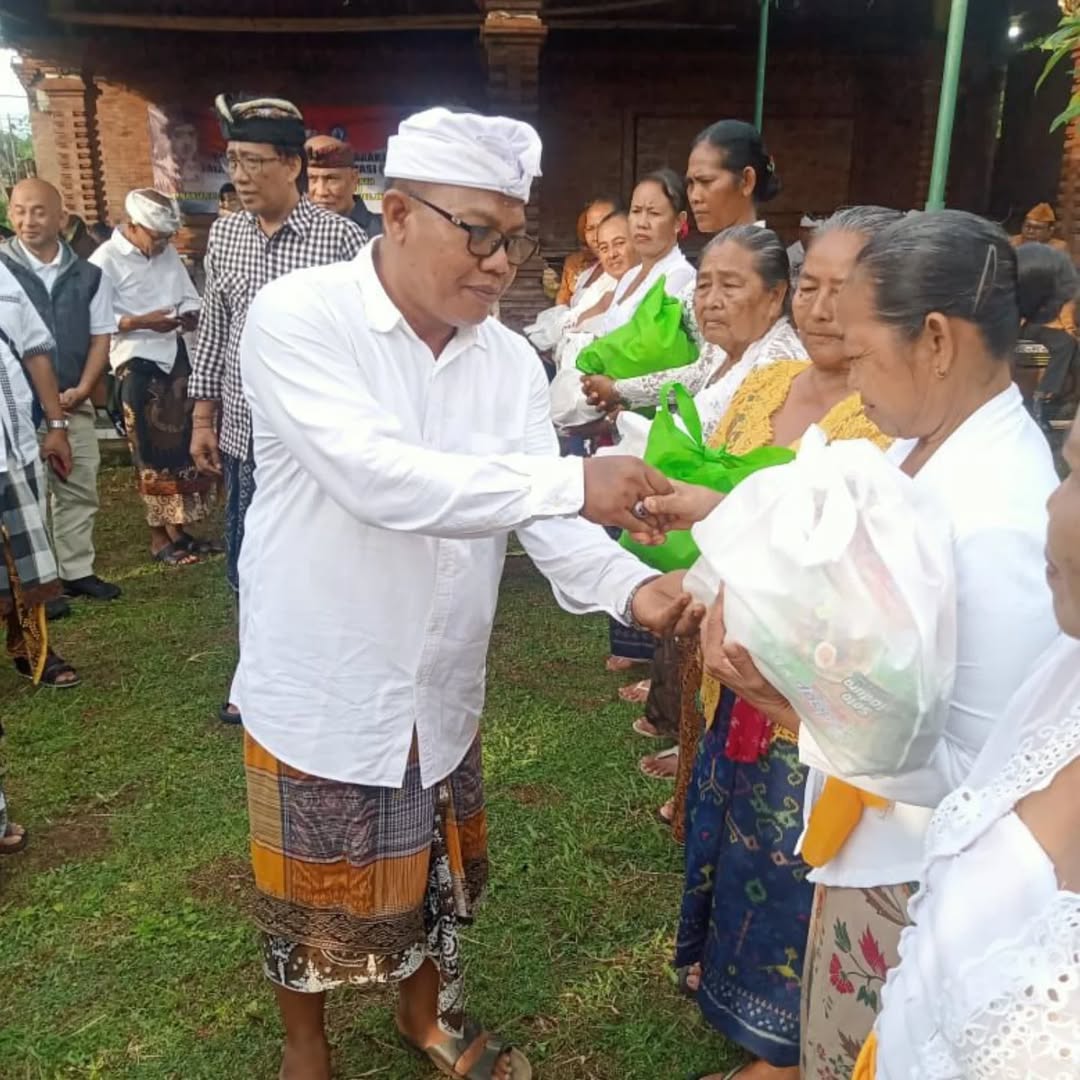 Kegiatan persembahyangan bersama sekaligus pembagian sembako kepada veteran/keluarga veteran dan pemangku di pura Dalem Base, Banjar Ole, Desa Marga, Kecamatan Marga Kabupaten Tabanan