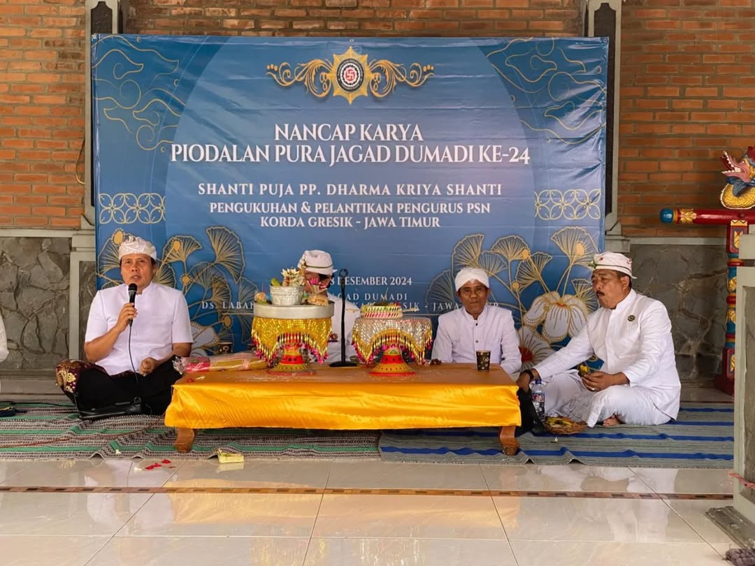 Upacara Piodalan Pura Jagad Dumadi Gresik