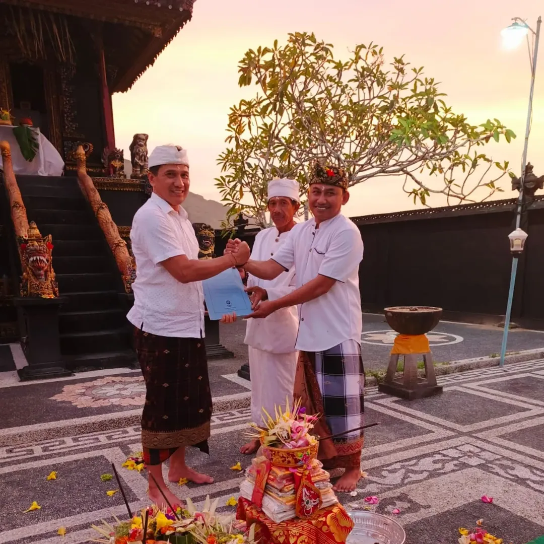Kepala Biro Pemerintahan dan Kesejahteraan Rakyat menghadiri uleman di Pura Dalem Agra Lingga Gubug Bali, Desa Jembatan Gantung, Kecamatan Lombok Barat, Lombok