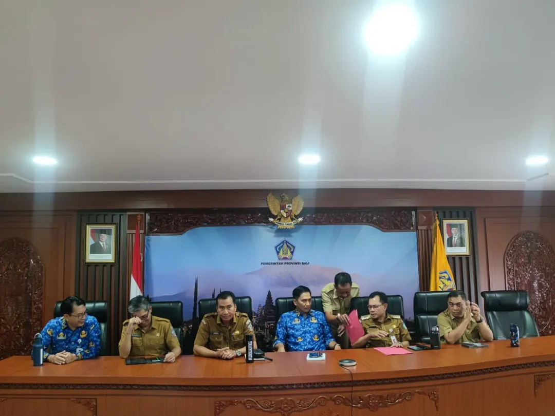 Kepala Biro Pemerintahan dan Kesejahteraan Rakyat bersama pimpinan kepala OPD Pemprov Bali mengikuti secara online Rakor Penyelenggaraan Pemda dirangkaikan dengan Penandatanganan Nota Kesepahaman tentang Sinergi Tugas dan Fungsi di Bidang Agraria/Pertanah