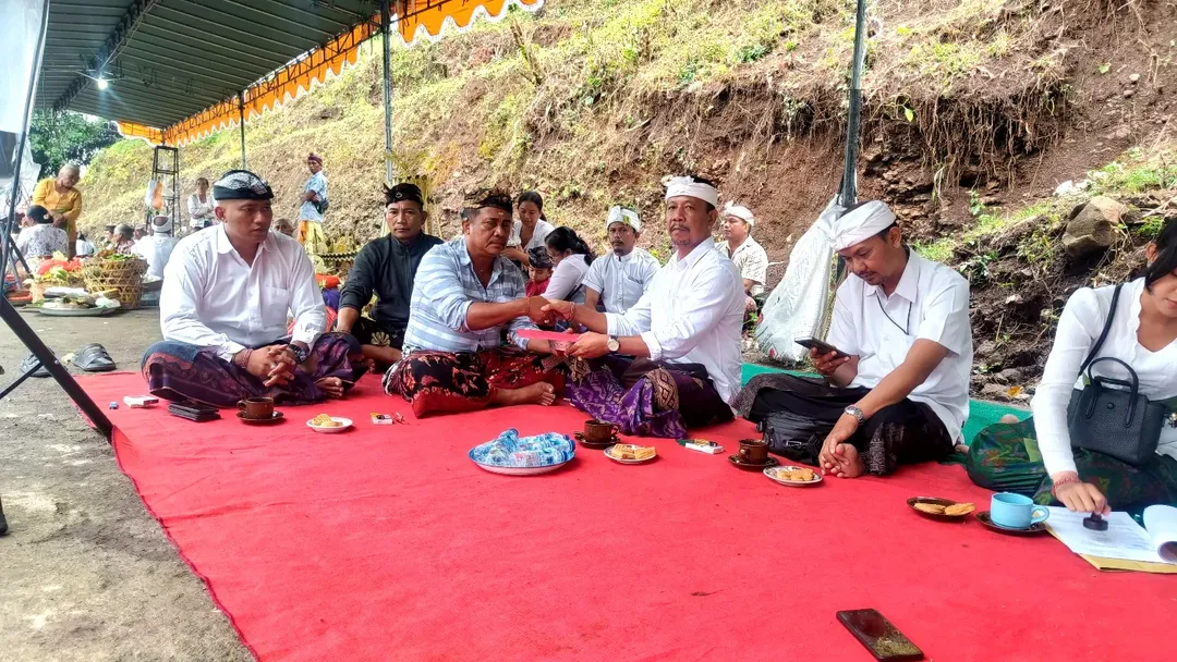 Biro Pemerintahan dan Kesejahteraan Rakyat menghadiri uleman karya aci usaba di Pura Dalem Desa Adat Gumung, Tenganan, Manggis Karangasem