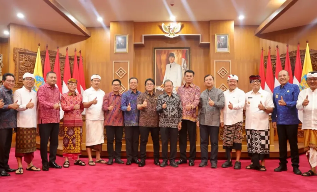 Acara penandatanganan Naskah Kerja Sama antara Pemerintah Provinsi Bali dengan Kab/Kota se-Bali tentang Bantuan Keuangan Khusus, Penyelenggaraan Angkutan Umum Perkotaan Trans Metro Dewata dan Pola Pembangunan Semesta Berencana di Provinsi Bali