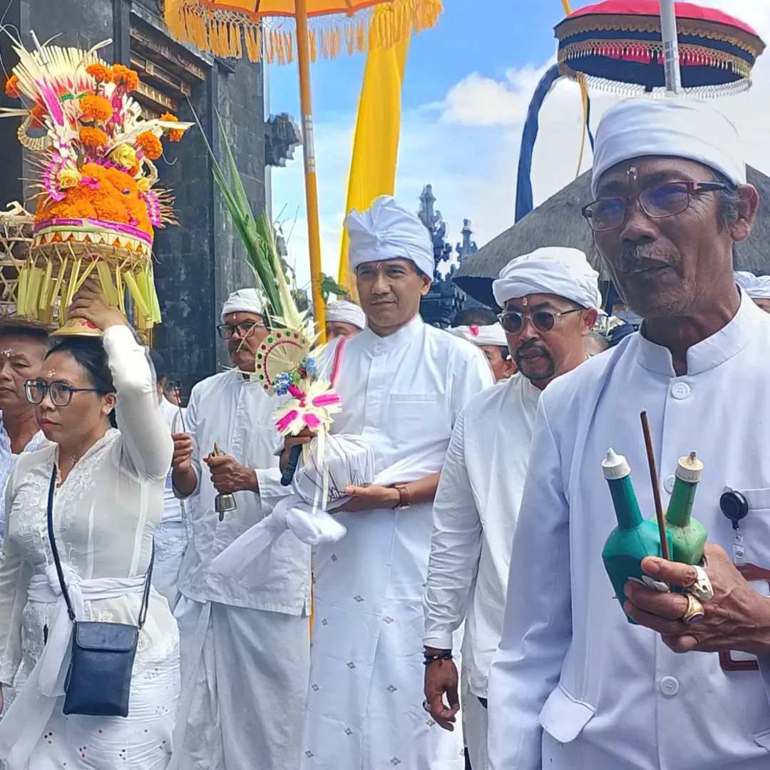 Kepala Biro Pemerintahan dan Kesejahteraan Rakyat menghadiri upacara mundut penuntunan dalam rangka mepepada agung di Penataran Agung Pura Besakih serangkaian karya Ida Bathara Turun Kabeh
