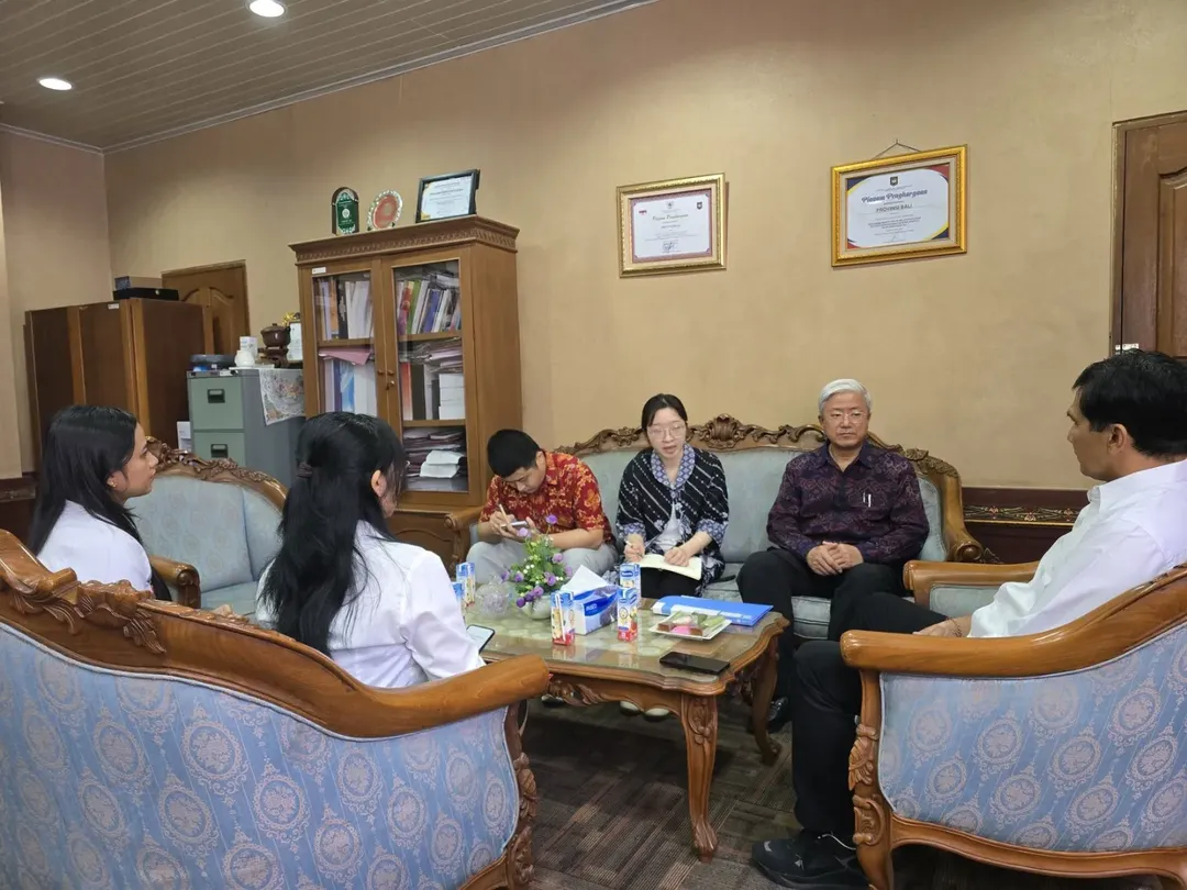 Menerima Konjen RRT terkait kunjungan Delegasi Yunnan