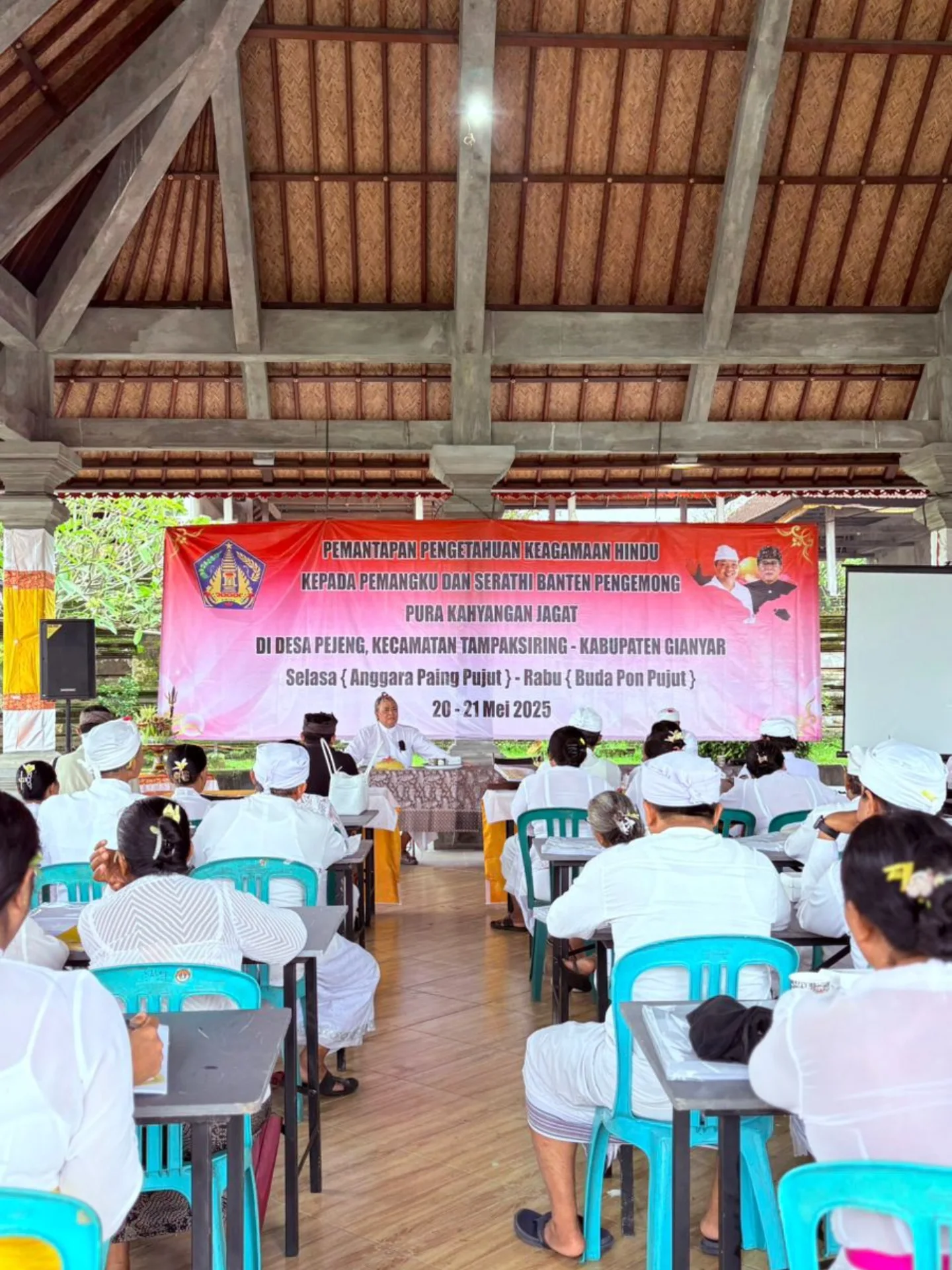 Kegiatan peningkatan pengetahuan keagamaan pemangku dan serathi banten pura kahyangan jagat pada hari kedua di wantilan pura pusering jagat Desa Pejeng, Kecamatan Tampaksiring, Kabupaten Gianyar