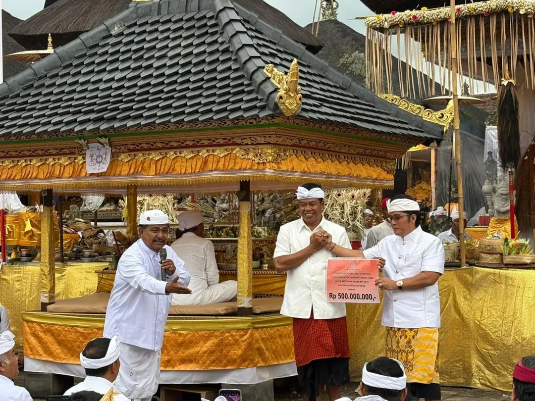 Acara persembahyangan Pujawali Ageng ring Pura Khayangan Jagat Luhur Natar Sari Apuan Baturiti Tabanan