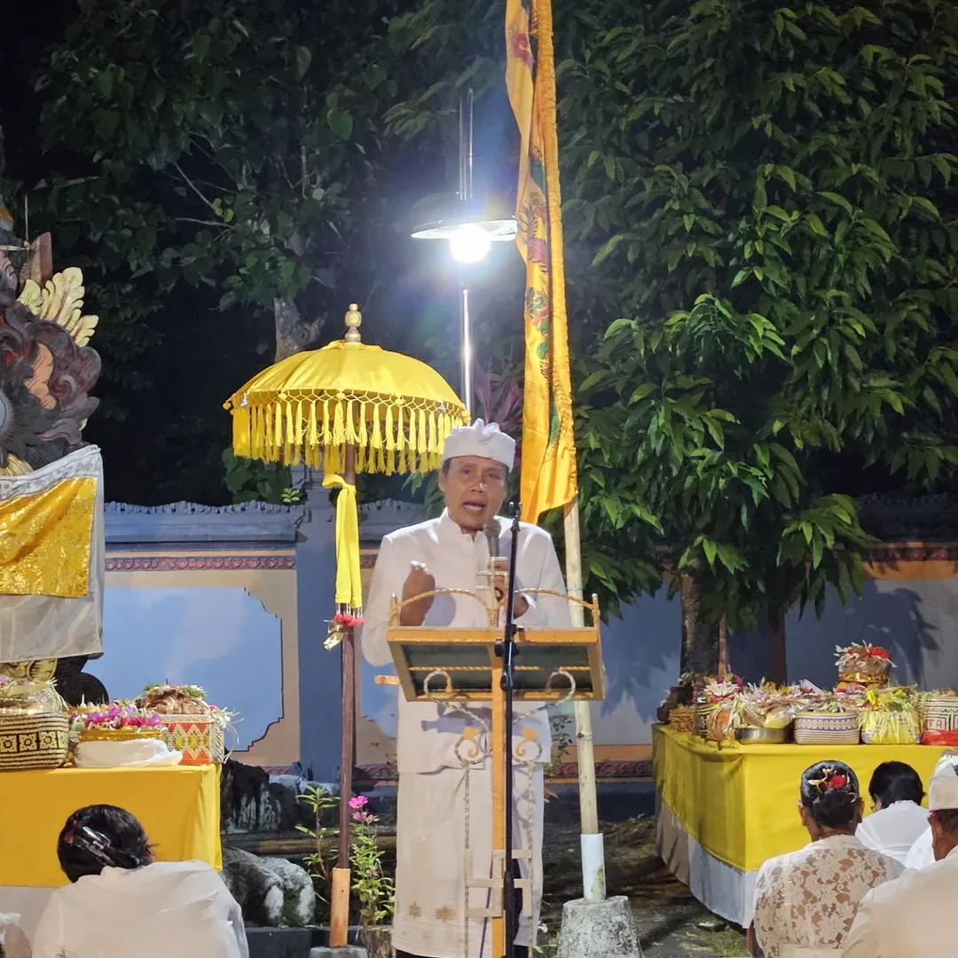 Dharma wacana kepada umat di Pura Jagadhita Sulawesi Utara