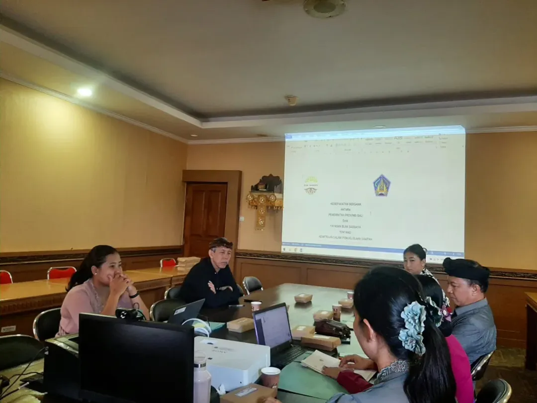 Pembahasan draf kesepakatan bersama dan perjanjian kerjasama antara Pemerintah Provinsi Bali dan Yayasan Bumi Sasmaya tentang kemitraan dalam pengelolaan sampah di taman budaya provinsi Bali