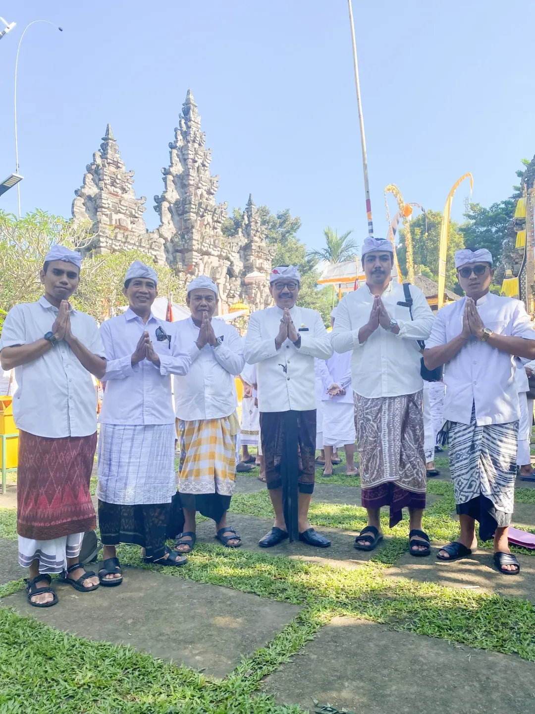 Mengahadiri serangkaian acara Piodalan Pura Mandhara Giri Semeru Agung, di Desa Sumberagung, Kecamatan Senduro, Kabupaten Lumajang Jawa Timur
