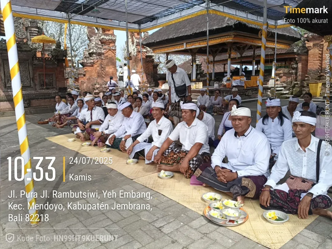 Karya pujawali di pura dang kahyangan jagat rambut siwi