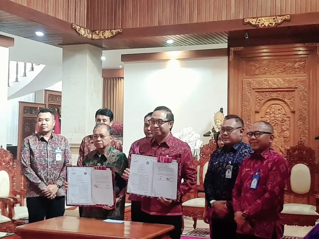 Kepala Biro Pemerintahan dan Kesejahteraan Rakyat mendampingi Gubernur Bali dalam rangka Penandatanganan Naskah Kesepakatan Bersama dan Perjanjian Kerja Sama antara Pemerintah Provinsi Bali dengan PT.Bank Mandiri (Persero) Tbk tentang Optimalisasi Layanan