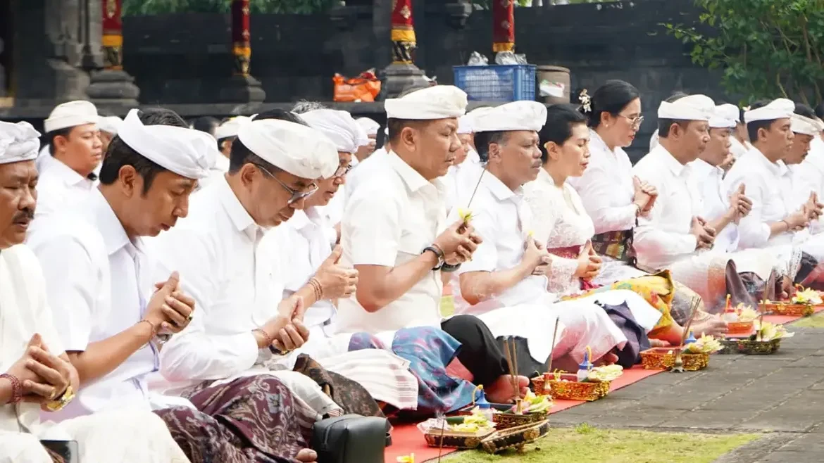 Perayaan Tumpek Krulut di Pura Pusering Praja Mandala Kantor Gubernur Bali
