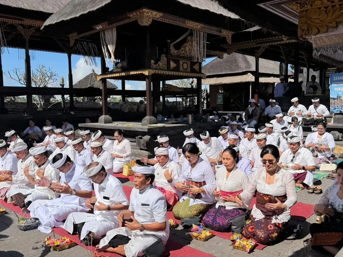 Persembahyangan bersama memperingati Hari Jadi ke - 68 Provinsi Bali di Pura Penataran Agung Besakih Desa Adat Besakih