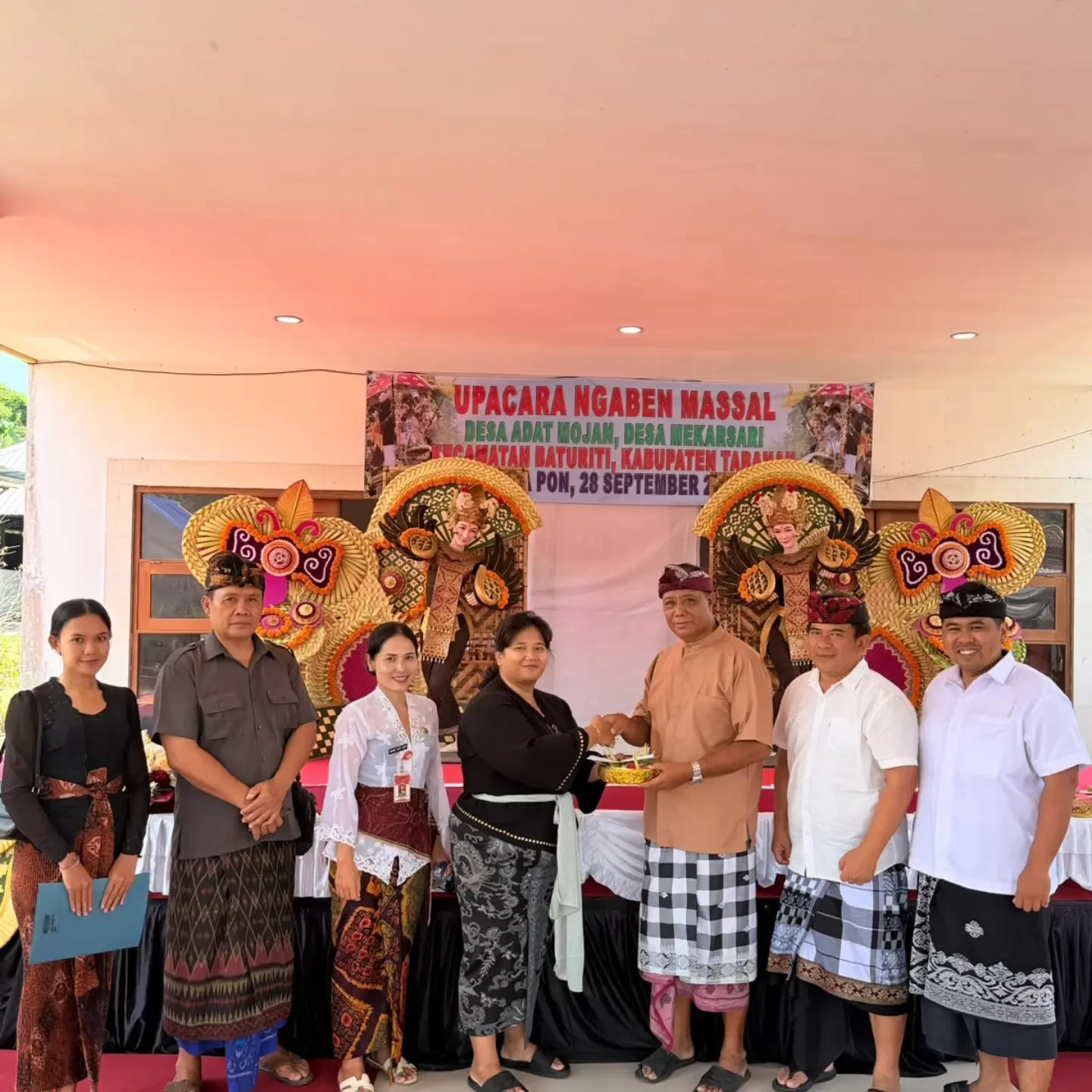 Uleman Upacara Atiwa-tiwa / Ngaben Masal bertempat di Bale Banjar Desa Adat Mojan