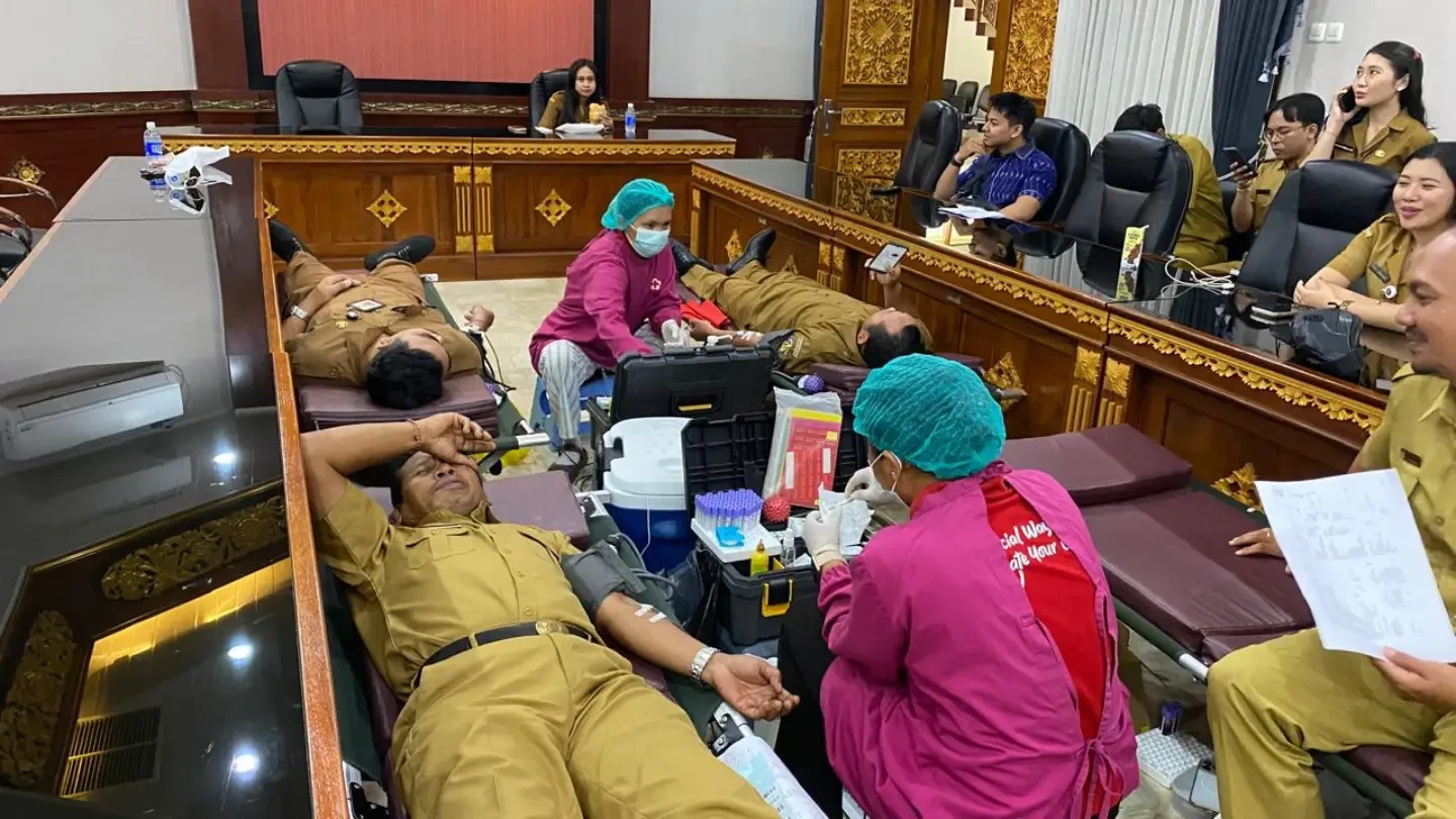 Donor Darah yang diselenggarakan oleh Palang Merah Indonesia