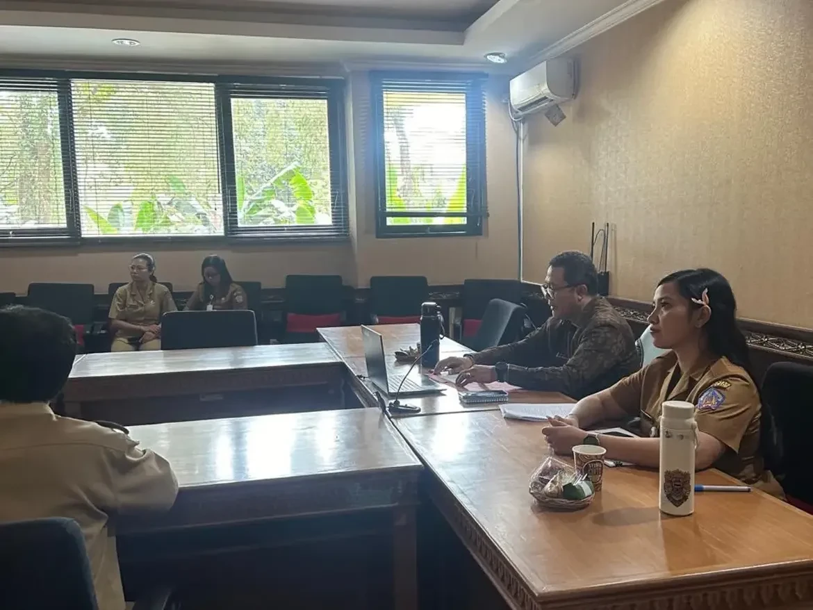 Kepala Biro Pemerintahan dan Kesejahteraan Rakyat didampingi Kepala Bagian Kesejahteraan Rakyat (7)